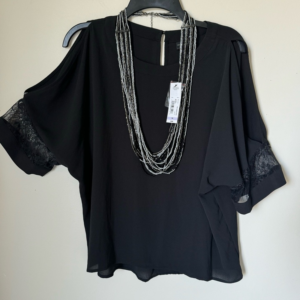 Worthington Woman blouse Open
Shoulder size PM new with tags and necklace